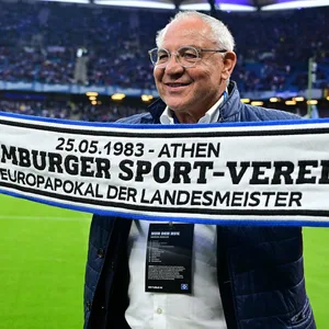 HSV-Idol Magath hält einen Schal im Volkspark hoch