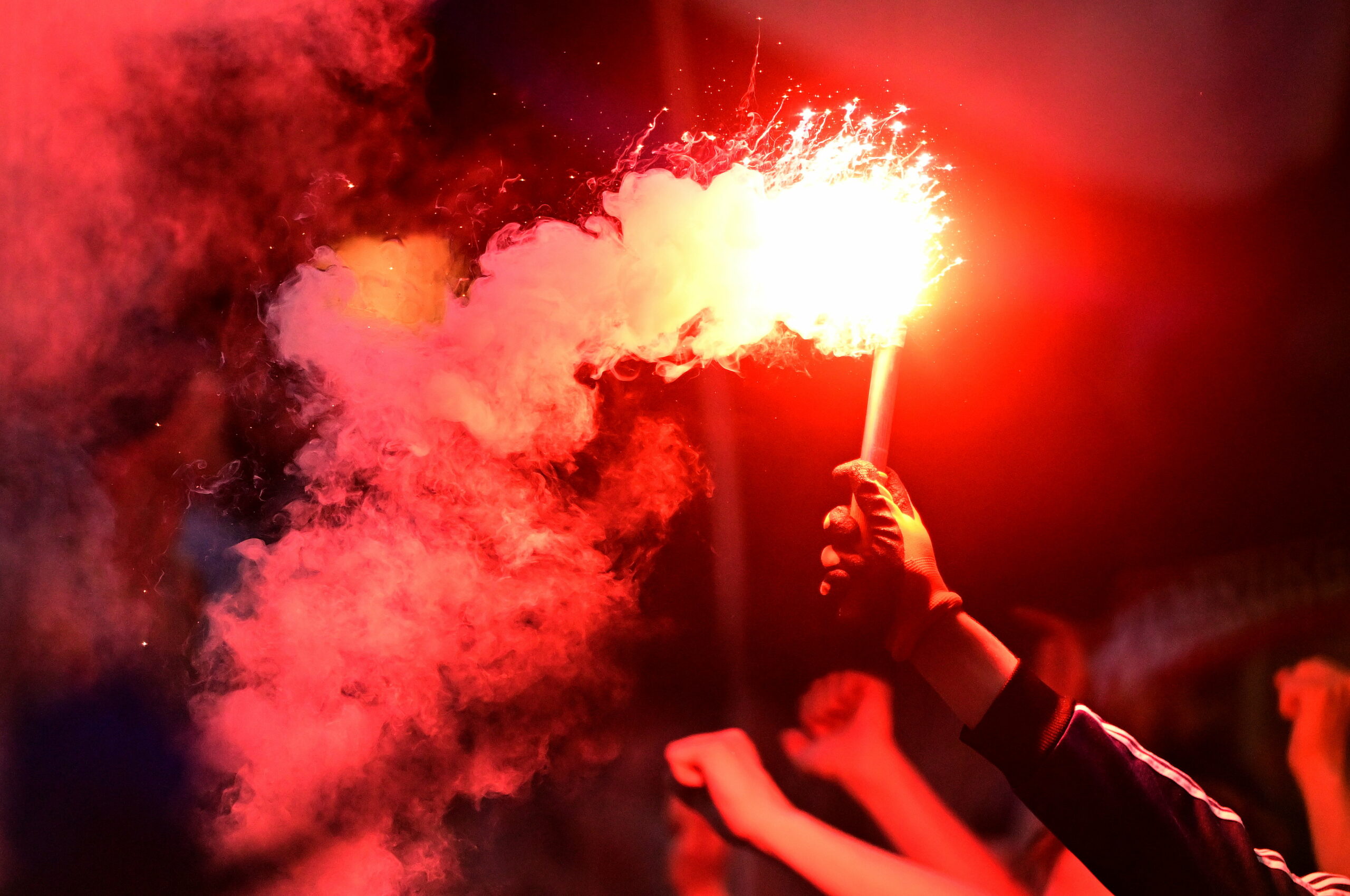 Fans vom HSV zünden Pyrotechnik (Symbolbild)