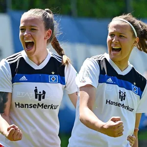 Spät aber ausgiebig jubelten die HSV-Frauen (hier Doppeltorschützin Dana Marquardt und Larissa Mühlhaus) in Bremen.