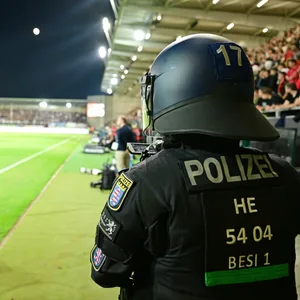 Polizei in der BRITA-Arena Wiesbaden bei der Relegation zwischen SV Wehen Wiesbaden - DSC Arminia Bielefeld