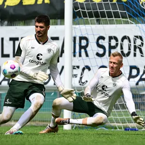 Nikola Vasilj und Sascha Burchert beim Torwarttraining