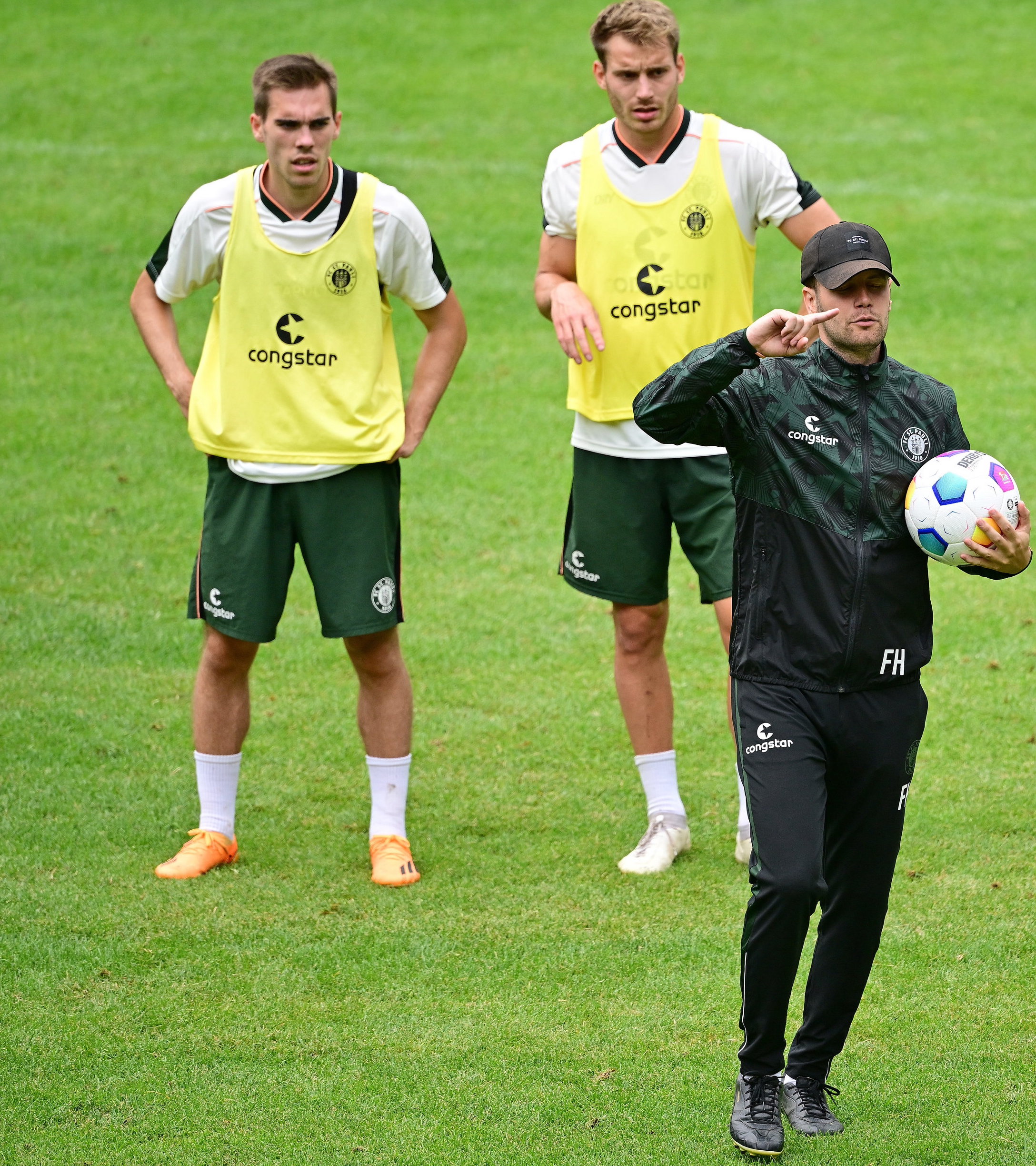 Luca Günther, Lars Ritzka und St. Paulis Trainer Fabian Hürzeler beim Training