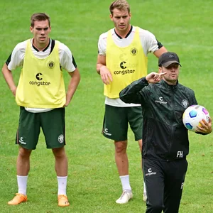 Luca Günther, Lars Ritzka und St. Paulis Trainer Fabian Hürzeler beim Training