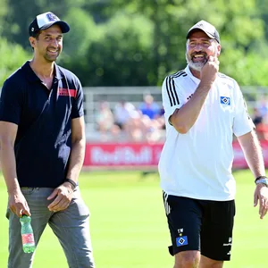 HSV-Vorstand Jonas Boldt und Trainer Tim Walter lachen