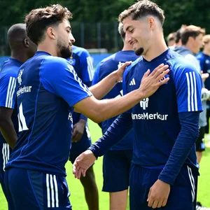 Immanuel Pherai und Ludovit Reis im Training beim HSV