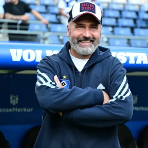 HSV-Trainer Tim Walter lacht