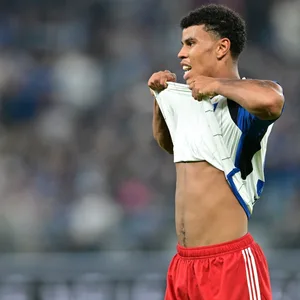 Ransford Königsdörffer zieht sein Trikot hoch