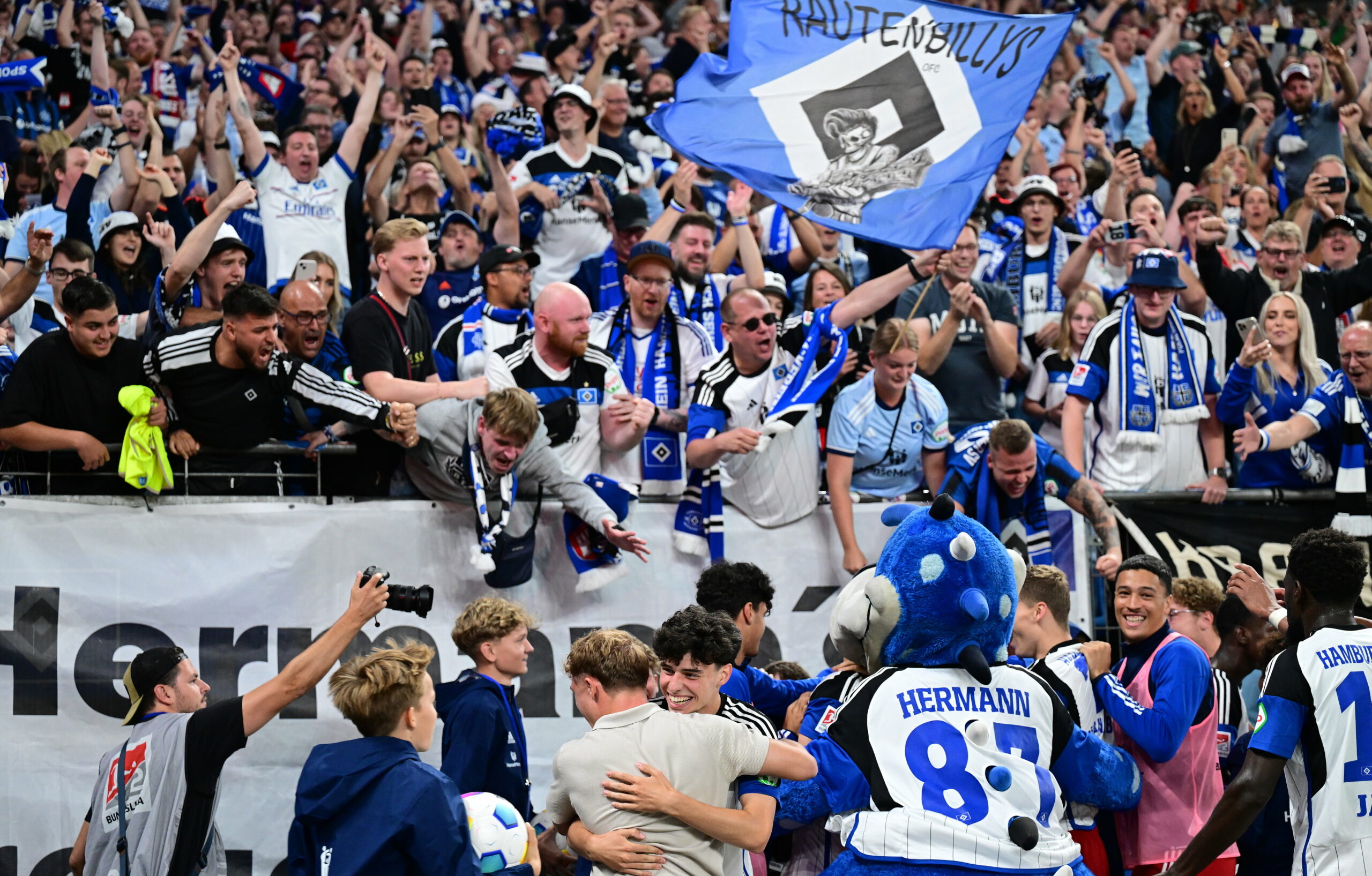 Die HSV-Profis jubeln vor den eigenen Fans über den Siegtreffer gegen Schalke