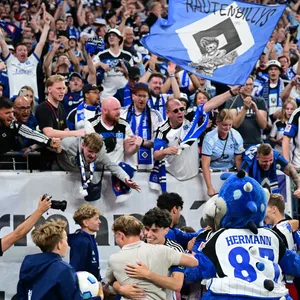Die HSV-Profis jubeln vor den eigenen Fans über den Siegtreffer gegen Schalke