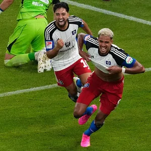 Robert Glatzel (r.) und Immanuel Pherai jubeln über den Siegtreffer gegen Schalke