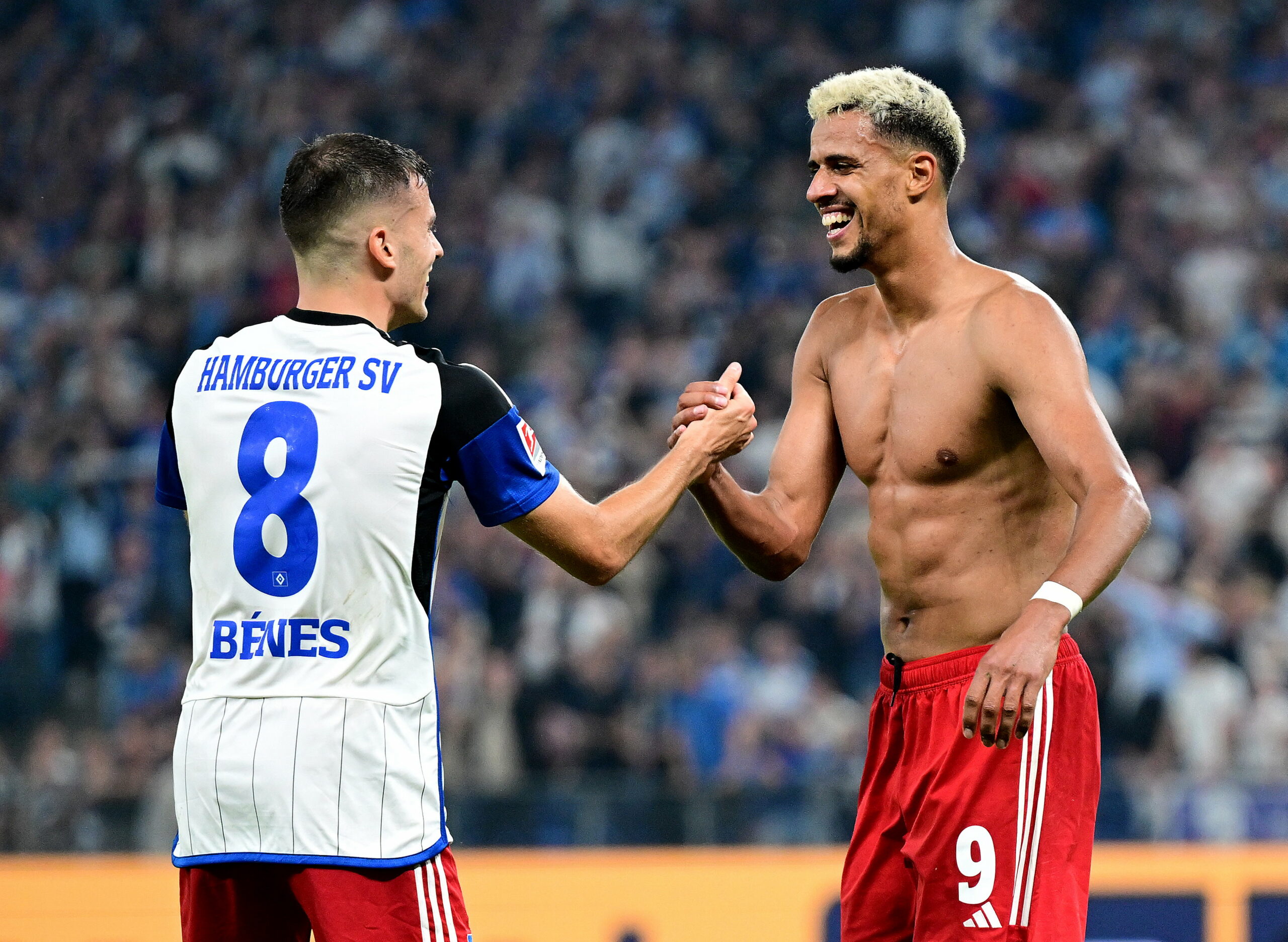 László Bénes und Robert Glatzel feiern den Treffer zum 4:3 gegen Schalke
