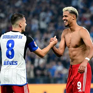 László Bénes und Robert Glatzel feiern den Treffer zum 4:3 gegen Schalke