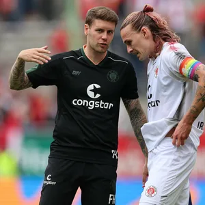 Fabian Hürzeler im Gespräch mit Jackson Irvine