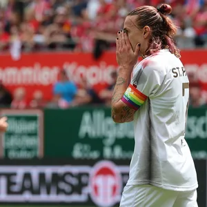 Jackson Irvine fässt sich ins Gesicht