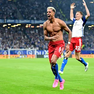 HSV-Stürmer Robert Glatzel feiert ohne Trikot seinen Siegtreffer gegen Schalke.