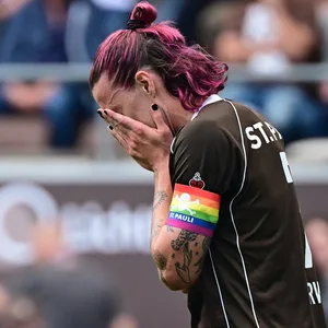 Jackson Irvine ärgert sich im Spiel gegen Düsseldorf