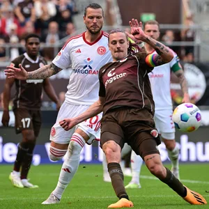 Jackson Irvine im Duell mit Düsseldorfs Daniel Ginczek