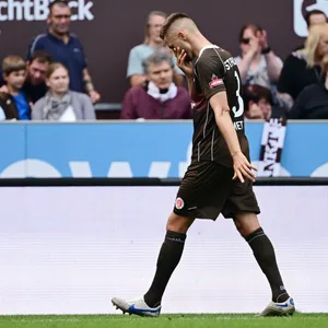 Karol Mets verlässt nach seiner Roten Karte den Platz.