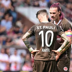 Jackson Irvine und Marcel Hartel unterhalten sich