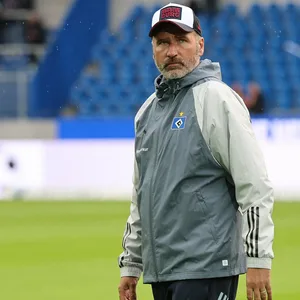 Tim Walter beim Spiel in Karlsruhe