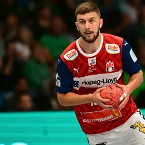 Hamburgs Zoran Ilic holt zum Wurf aus.