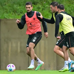 St. Paulis Abwehrspieler Adam Dzwigala im Trainings-Zweikampf mit Andreas Albers und Daniel Sinani (von links)
