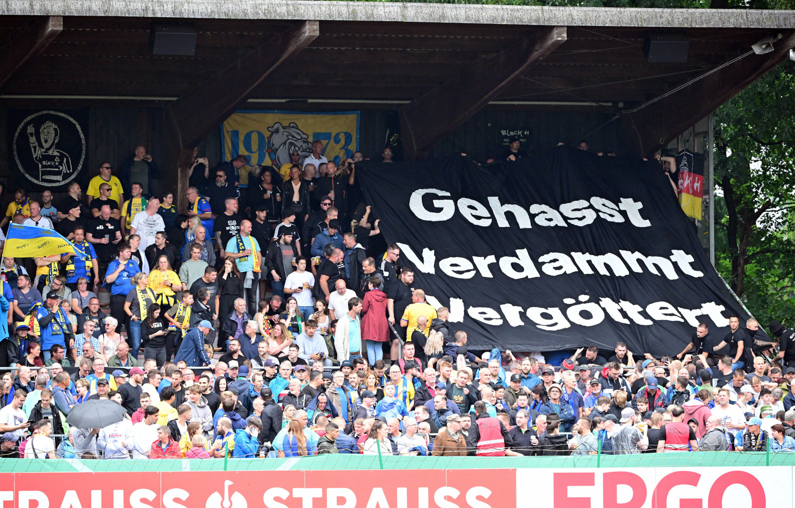 Fahne im Fanblock von Atlas Delmenhorst