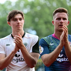 Scott Banks und Johannes Eggestein nach dem Pokalsieg in Delmenhorst