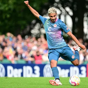 Elias Saad holt beim DFB-Pokal-Spiel gegen Atlas Delmenhorst zum Schuss aus