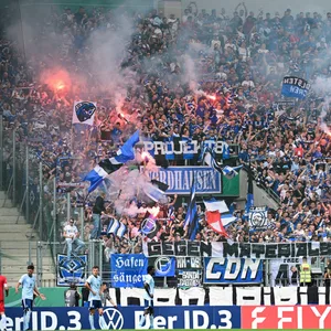 HSV-Fans zünden Pyrotechnik in Essen