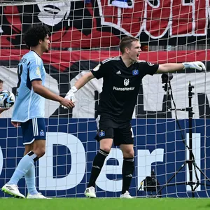 Guilherme Ramos und Matheo Raab vom HSV im Pokalspiel gegen Essen