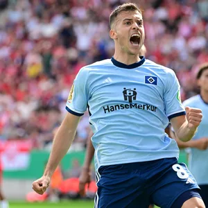 HSV-Profi Benes bejubelt sein Tor im Pokal gegen Essen