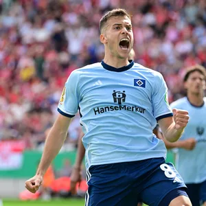 László Bénes feiert seinen Siegtreffer für den HSV zum 4:3 in Essen