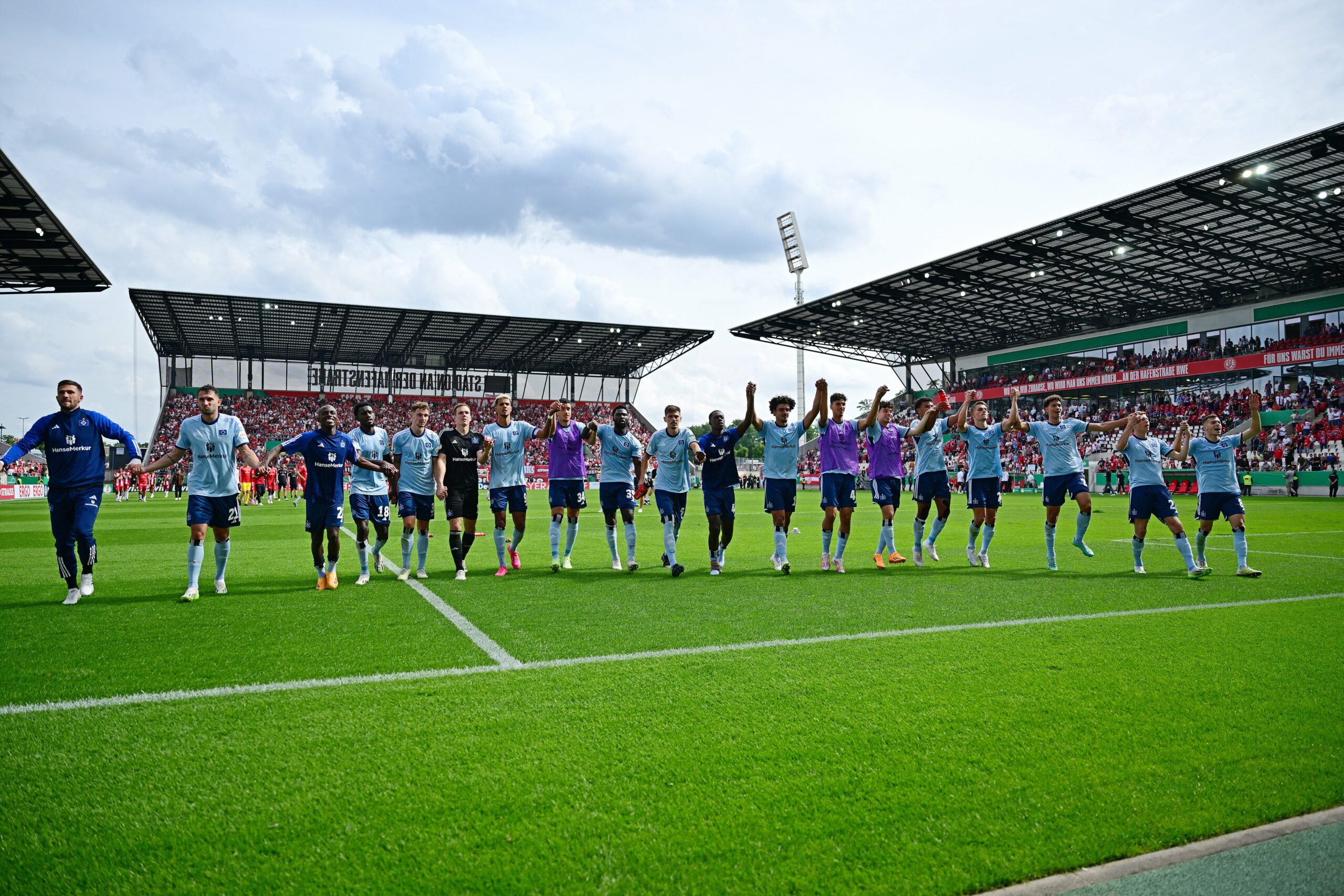 Die HSV-Profis feiern mit ihren Fans in Essen den Einzug in die zweite Pokalrunde