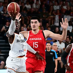 Dennis Schröder (l.) trumpfte auch gegen Kanada (hier Zach Edey) groß auf.