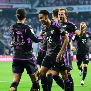 Jamal Musiala jubelt mit seinen Bayern-Kollegen in Bremen.