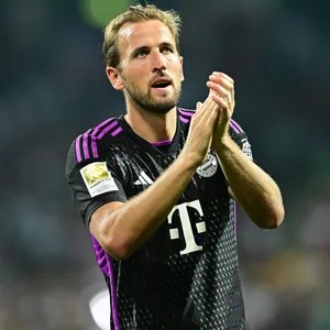 Harry Kane bedankt sich nach dem Sieg in Bremen bei den Bayern-Fans