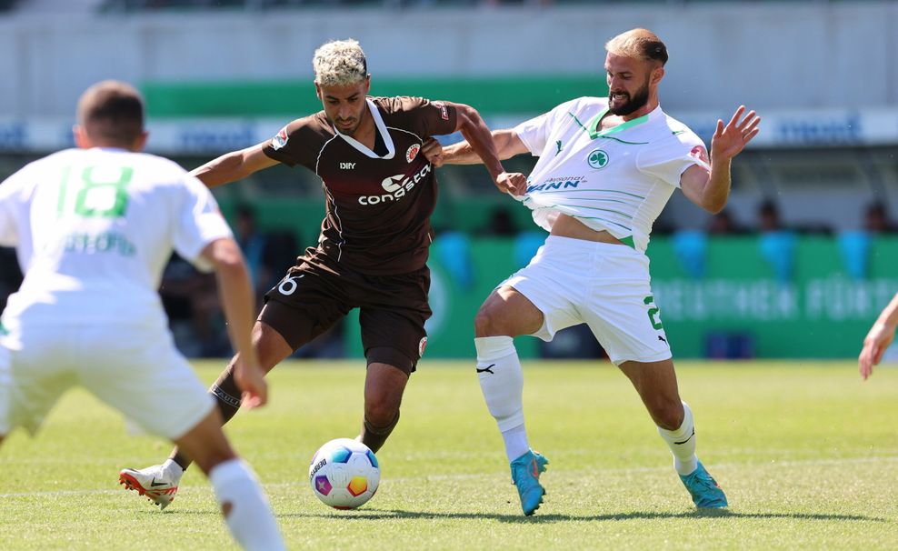 St. Pauli-Profi Saad im Zweikampf mit Fürths Asta