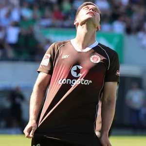 Andreas Albers ärgert sich im Spiel gegen Fürth