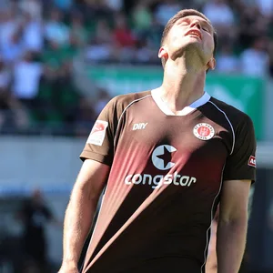 Andreas Albers vom FC St. Pauli ärgert sich über nicht gegebenes Tor