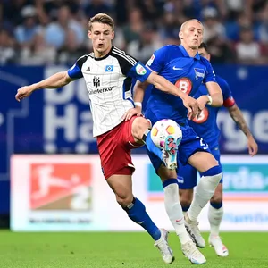 Miro Muheim im Duell mit Palko Dardai