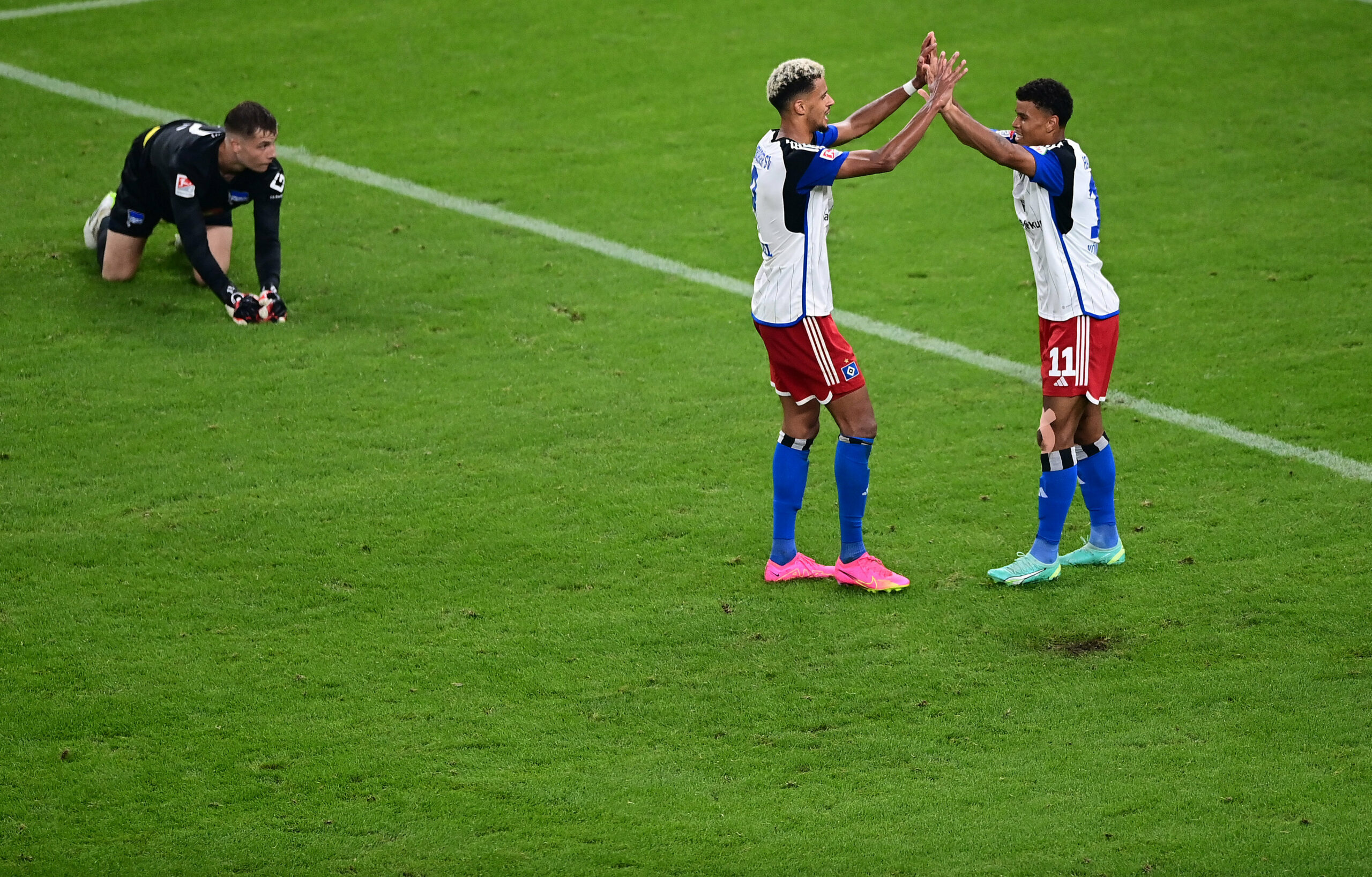 Robert Glatzel und Ransford Königsdörffer feiern das 3:0 des HSV gegen Hertha BSC