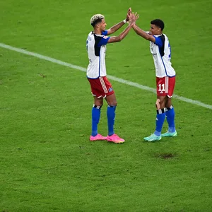 Robert Glatzel und Ransford Königsdörffer feiern das 3:0 des HSV gegen Hertha BSC