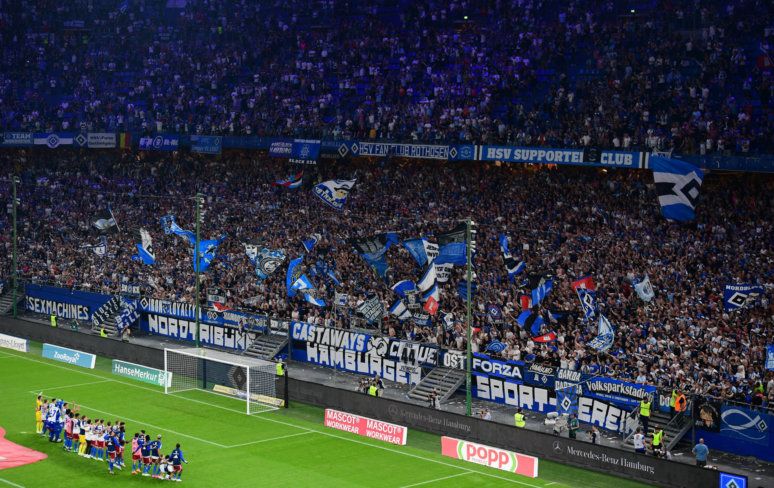 HSV Spieler jubeln mit ihren Fans nach dem Sieg gegen Hertha