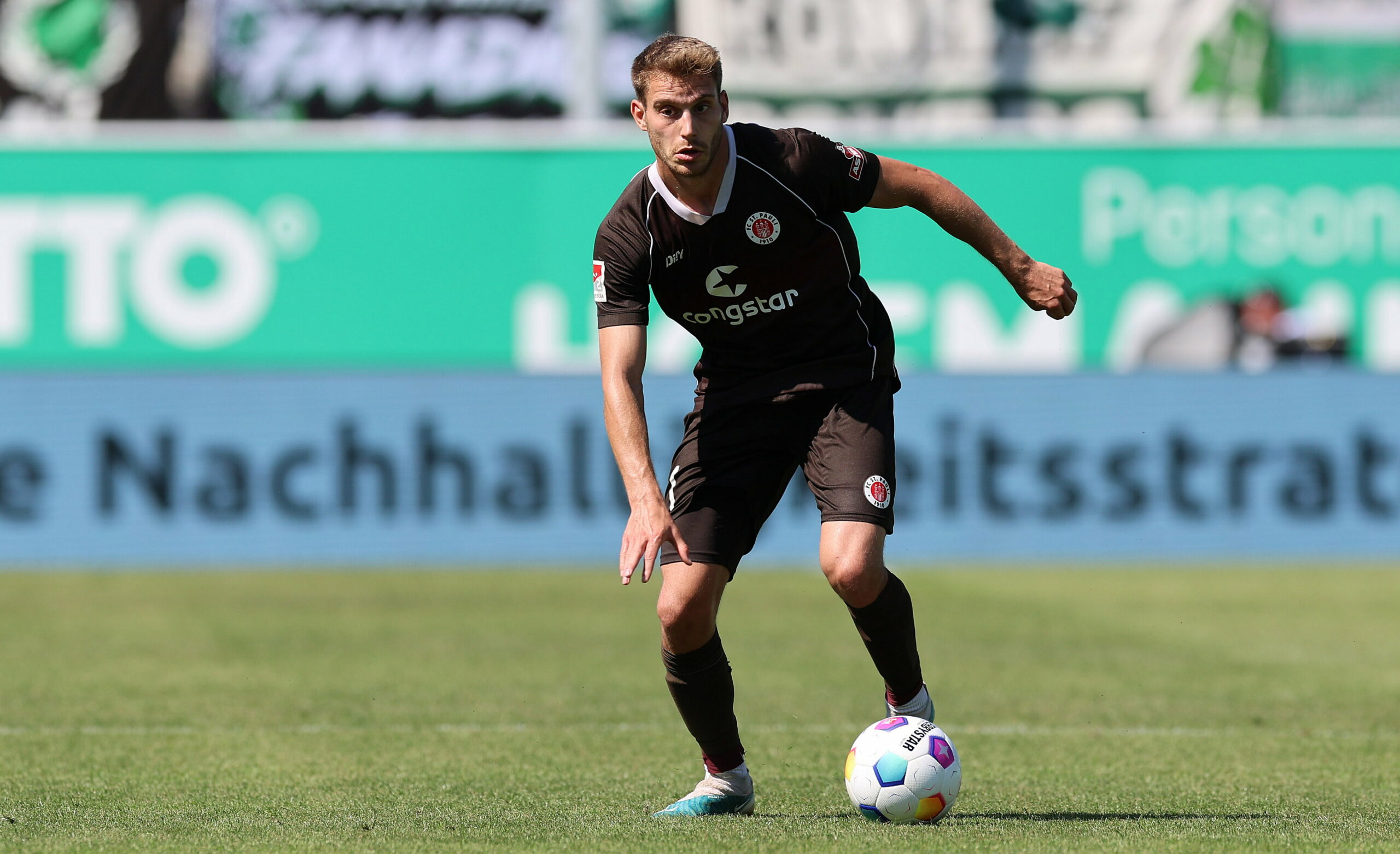 Lars Ritzka führt den Ball im Spiel gegen Greuther Fürth