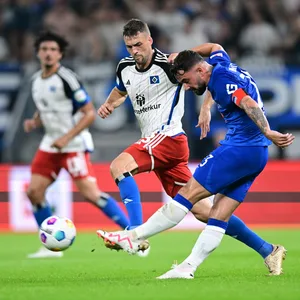 Marco Richter schießt, Jonas Meffert will den Ball blocken.