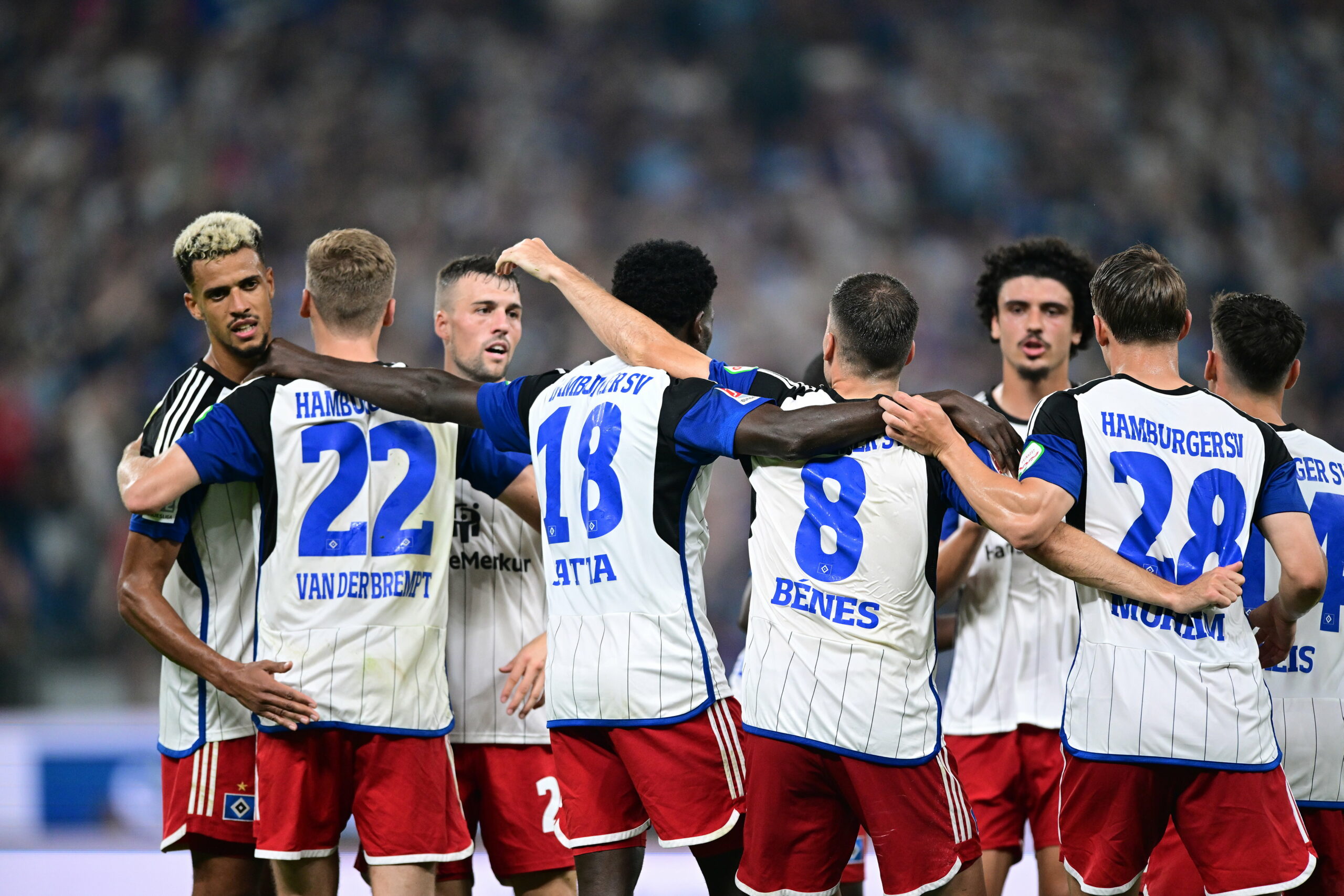 HSV Spieler jubeln über den Treffer zum 1:0 gegen Hertha