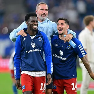 HSV-Trainer Tim Walter umarmt Bakery Jatta und Ludovit Reis.
