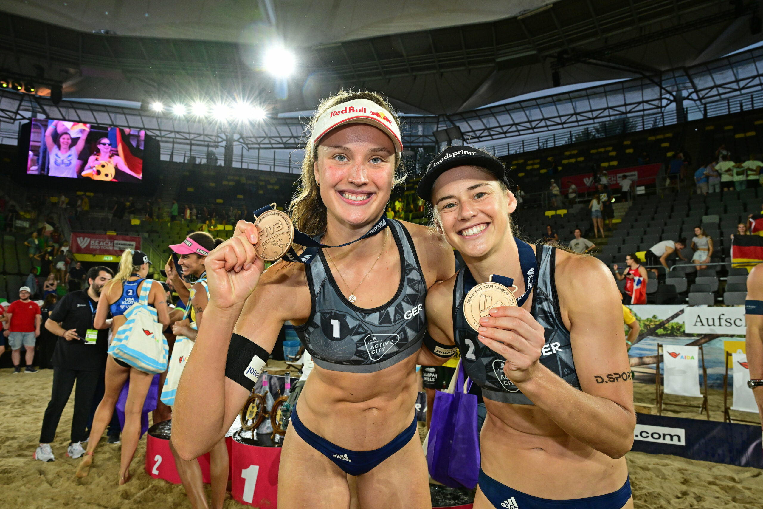 Svenja Müller (l.) und Cinja Tillmann präsentieren stolz ihre Bronze-Medaillen.