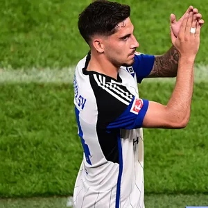 Ludovit Reis applaudiert den HSV-Fans.